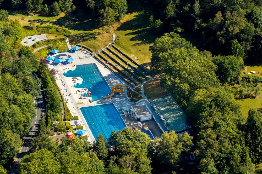 Luftaufnahme Witten - Schwimmbecken des Freibades des Freibad Annen in Witten im Bundesland Nordrhein-Westfalen - NRW, Deutschland