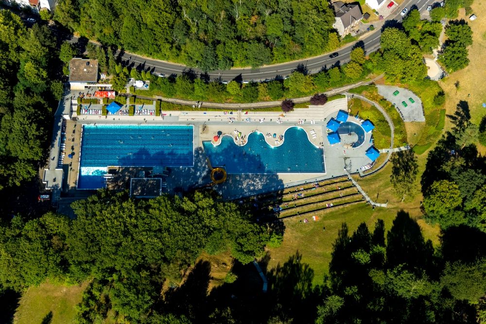 Witten von oben - Schwimmbecken des Freibades des Freibad Annen in Witten im Bundesland Nordrhein-Westfalen - NRW, Deutschland