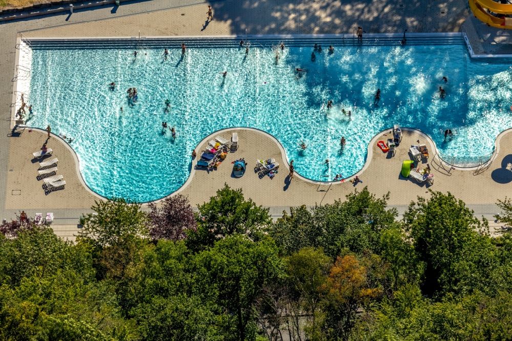 Luftaufnahme Witten - Schwimmbecken des Freibades des Freibad Annen in Witten im Bundesland Nordrhein-Westfalen - NRW, Deutschland