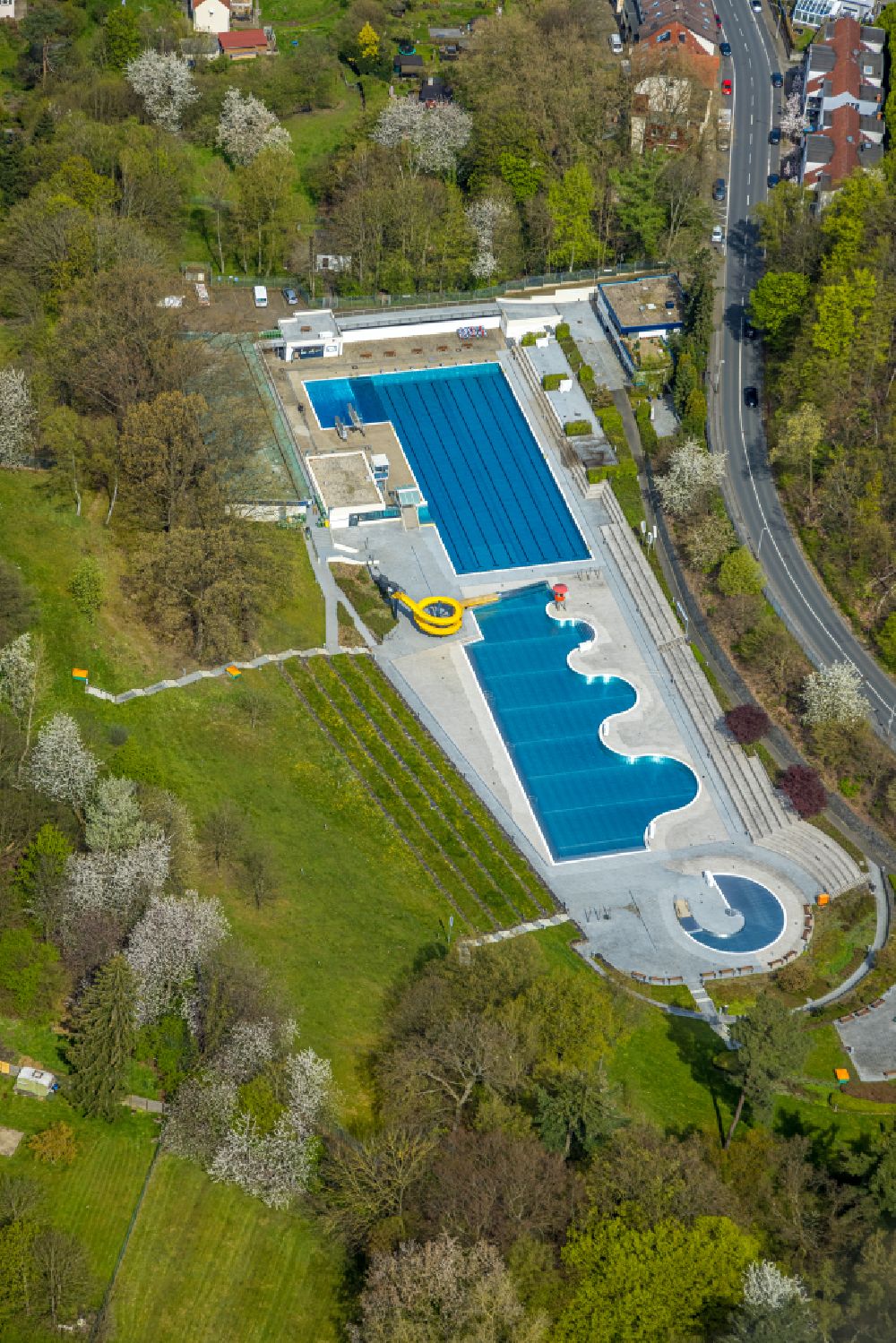 Witten von oben - Schwimmbecken des Freibades des Freibad Annen in Witten im Bundesland Nordrhein-Westfalen - NRW, Deutschland