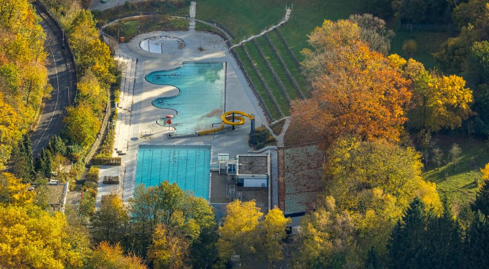 Witten aus der Vogelperspektive: Schwimmbecken des Freibades des Freibad Annen in Witten im Bundesland Nordrhein-Westfalen - NRW, Deutschland