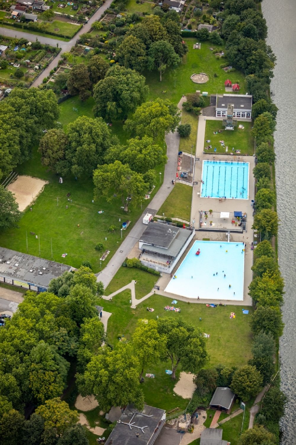 Luftbild Essen - Schwimmbecken des Freibades Freibad Dellwig Hesse am Scheppmannskamp in Essen im Bundesland Nordrhein-Westfalen - NRW, Deutschland
