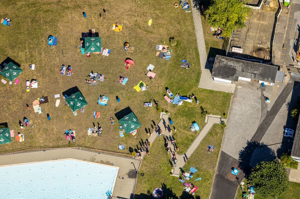 Luftaufnahme Essen - Schwimmbecken des Freibades Freibad Dellwig Hesse am Scheppmannskamp in Essen im Bundesland Nordrhein-Westfalen - NRW, Deutschland
