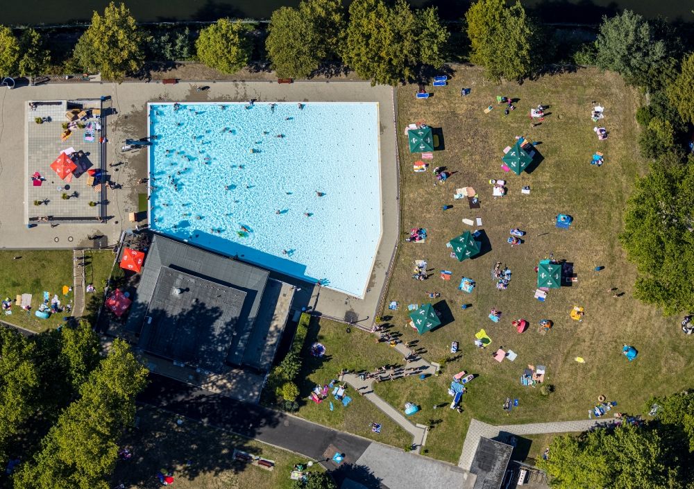 Essen von oben - Schwimmbecken des Freibades Freibad Dellwig Hesse am Scheppmannskamp in Essen im Bundesland Nordrhein-Westfalen - NRW, Deutschland