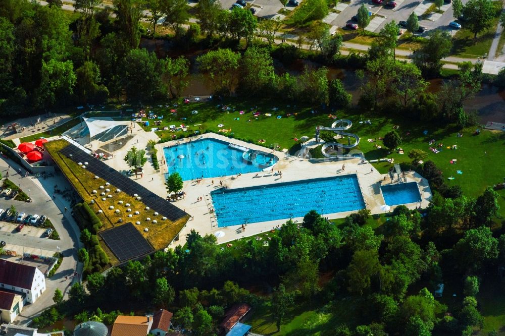 Eichstätt aus der Vogelperspektive: Schwimmbecken des Freibades Freibad Eichstätt an der Wasserwiese in Eichstätt im Bundesland Bayern, Deutschland