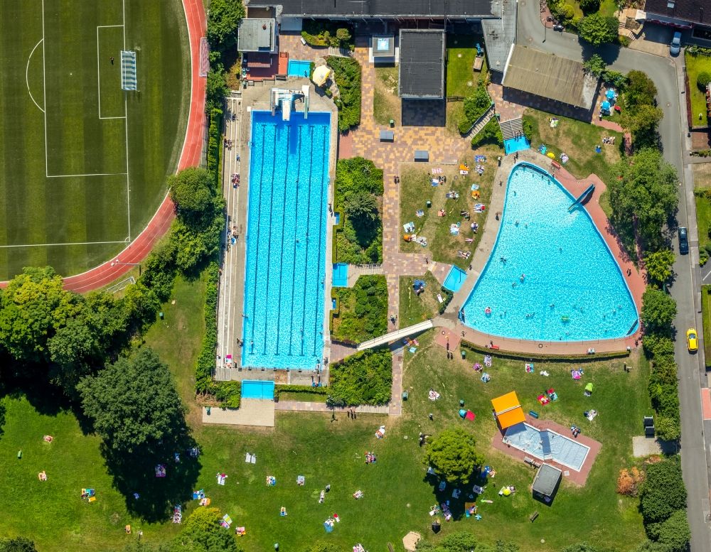 Sprockhövel von oben - Schwimmbecken des Freibades Freibad Sprockhövel an der Bleichwiese im Ortsteil Osterhöfgen in Sprockhövel im Bundesland Nordrhein-Westfalen - NRW, Deutschland