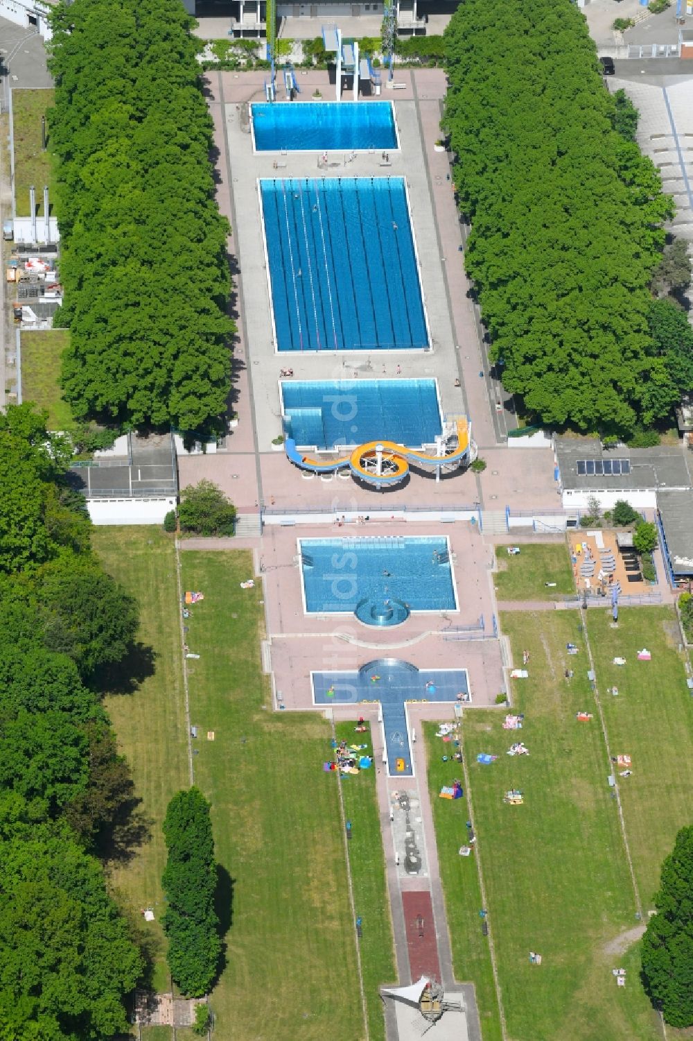 Luftbild Nürnberg - Schwimmbecken des Freibades Freibad Stadion in Nürnberg im Bundesland Bayern, Deutschland