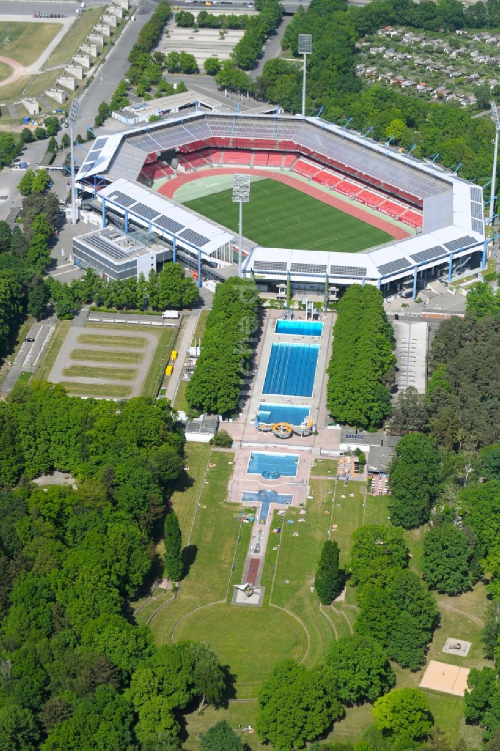 Nürnberg von oben - Schwimmbecken des Freibades Freibad Stadion in Nürnberg im Bundesland Bayern, Deutschland