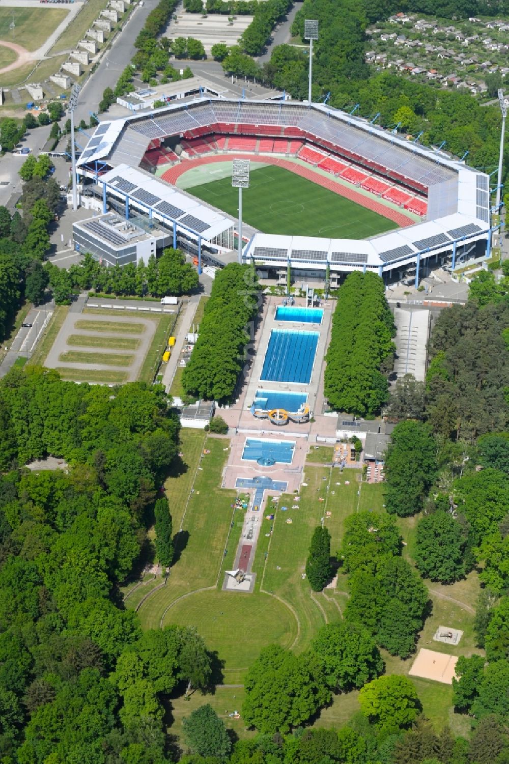 Nürnberg aus der Vogelperspektive: Schwimmbecken des Freibades Freibad Stadion in Nürnberg im Bundesland Bayern, Deutschland