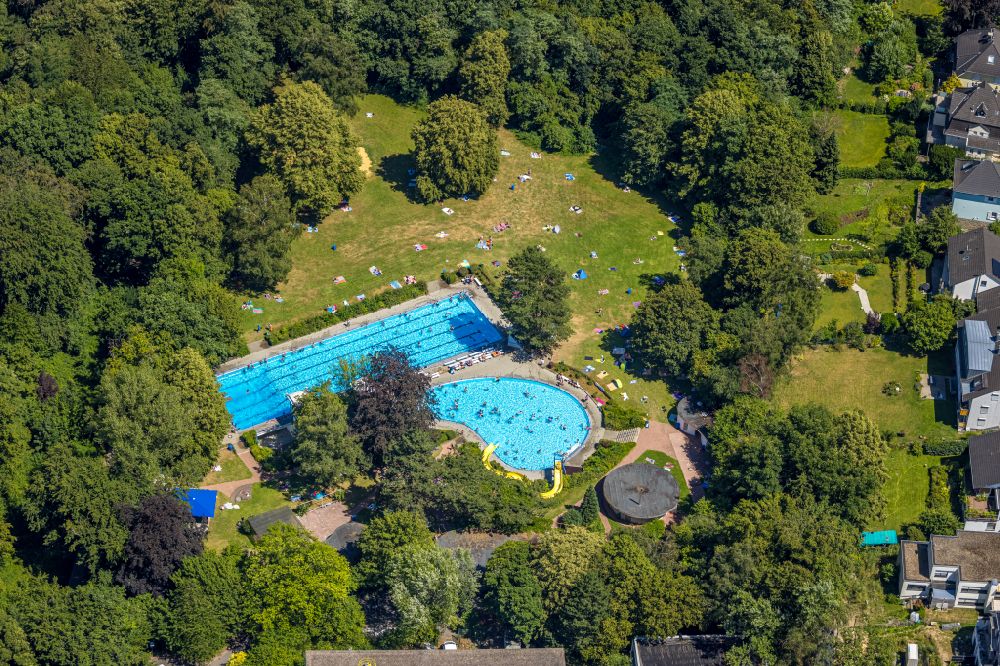 Luftaufnahme Hattingen - Schwimmbecken des Freibades Freibad Welper in Hattingen im Bundesland Nordrhein-Westfalen, Deutschland