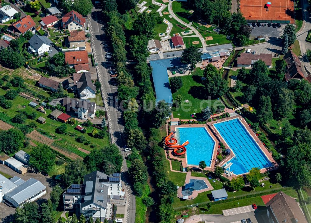 Luftaufnahme Ulm - Schwimmbecken des Freibades Freizeitbad Renchen in Renchen / Ulm Ulm im Bundesland Baden-Württemberg, Deutschland