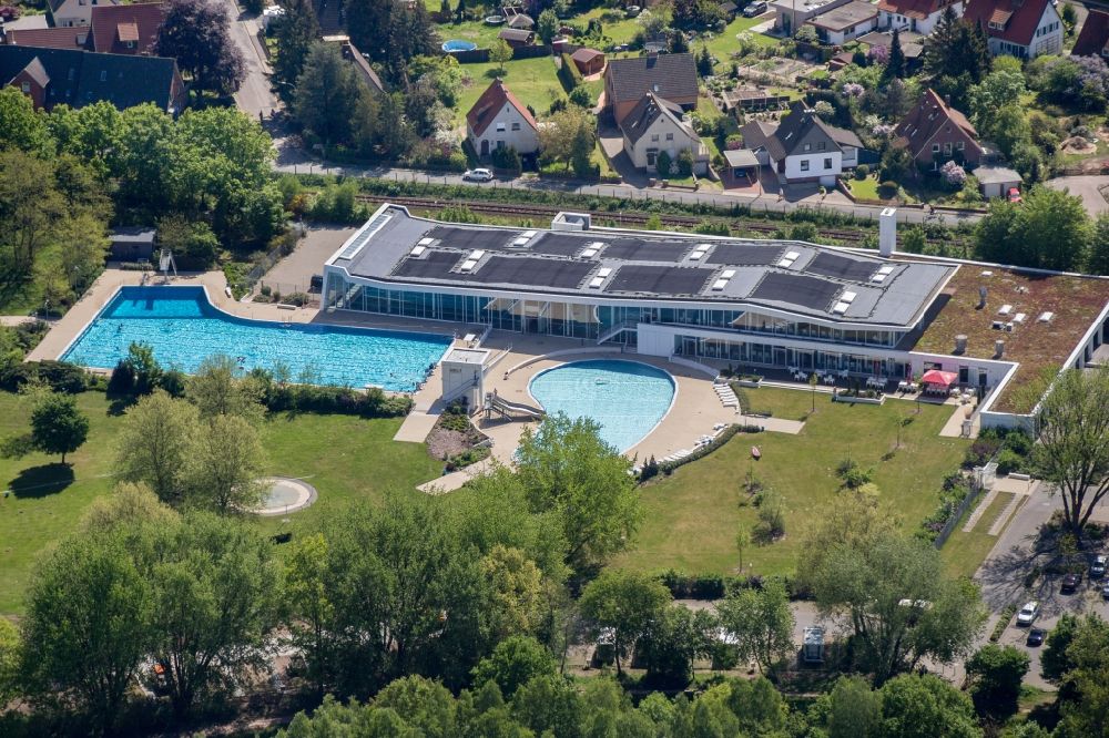 Luftaufnahme Gifhorn - Schwimmbecken des Freibades in Gifhorn im Bundesland Niedersachsen, Deutschland
