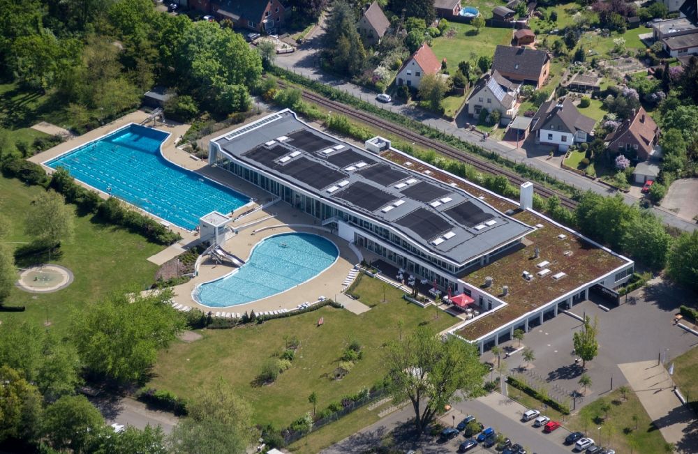 Gifhorn aus der Vogelperspektive: Schwimmbecken des Freibades in Gifhorn im Bundesland Niedersachsen, Deutschland