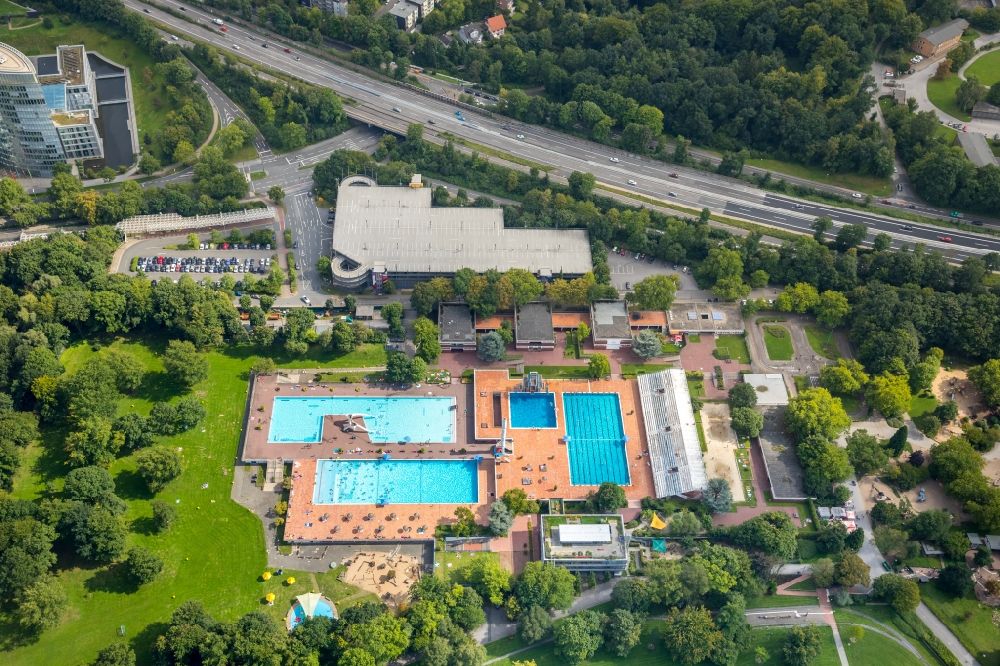 Luftaufnahme Essen - Schwimmbecken des Freibades Grugabad in Essen im Bundesland Nordrhein-Westfalen