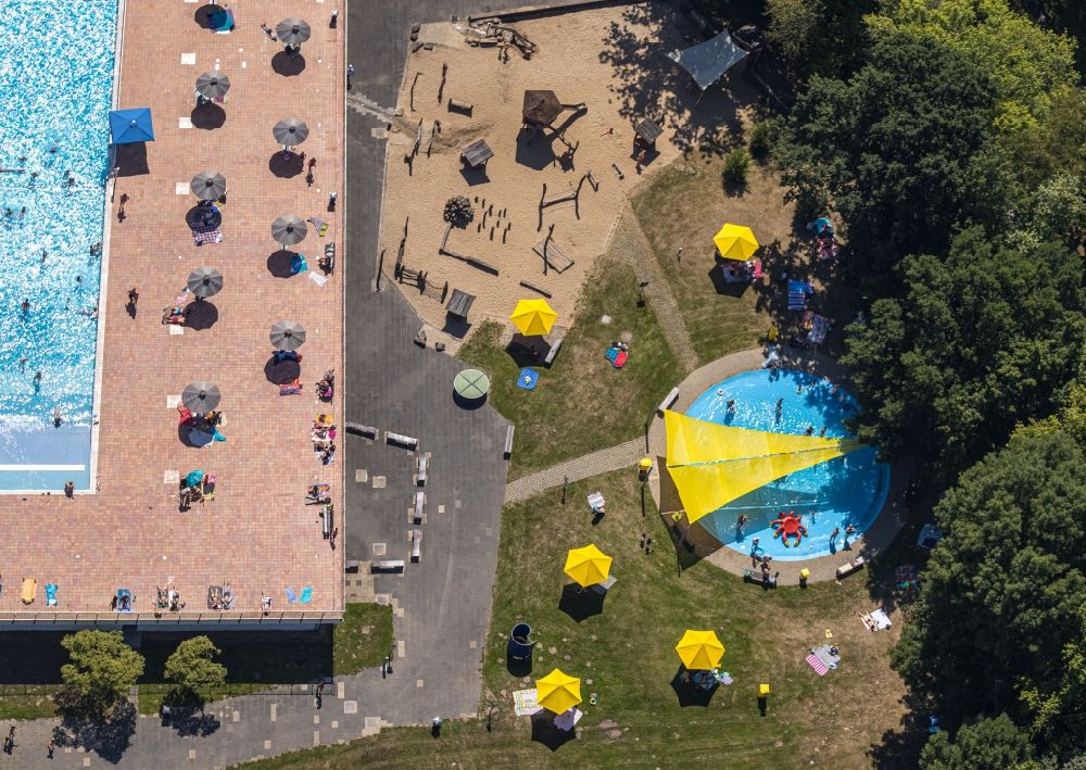 Essen aus der Vogelperspektive: Schwimmbecken des Freibades Grugabad in Essen im Bundesland Nordrhein-Westfalen