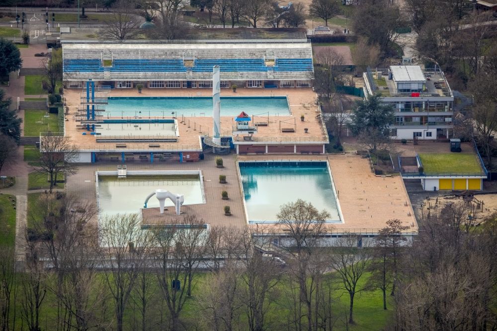 Essen aus der Vogelperspektive: Schwimmbecken des Freibades Grugabad in Essen im Bundesland Nordrhein-Westfalen