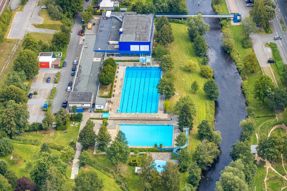 Luftbild Meschede - Schwimmbecken des Freibades Hallen- und Freibad Meschede in Meschede im Bundesland Nordrhein-Westfalen, Deutschland