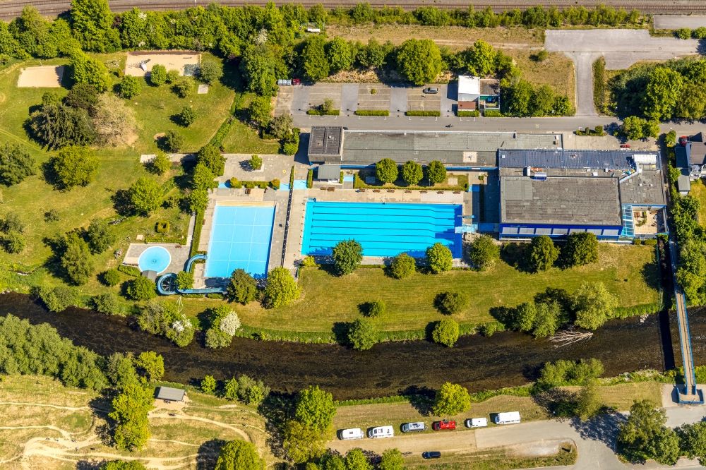 Luftbild Meschede - Schwimmbecken des Freibades Hallenbad und Freibad Meschede an der Le-Puy-Straße in Meschede im Bundesland Nordrhein-Westfalen, Deutschland