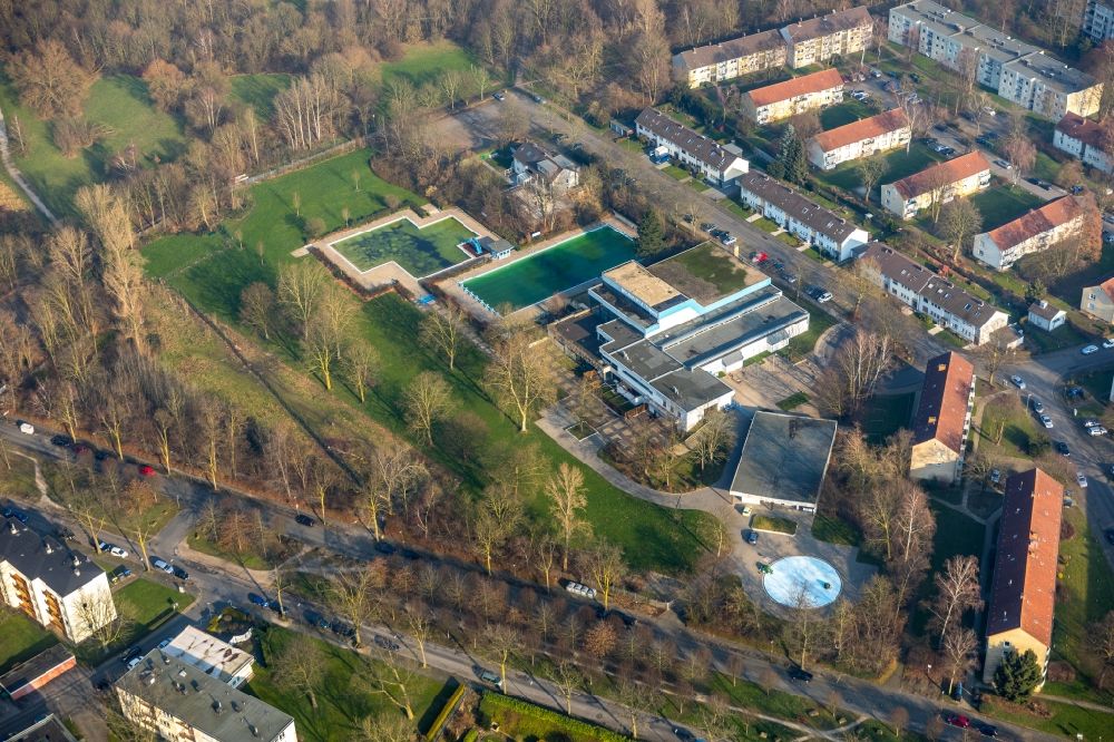 Luftbild Bochum - Schwimmbecken des Freibades Hallenfreibad Hofstede - Nordwestbad in Bochum im Bundesland Nordrhein-Westfalen, Deutschland