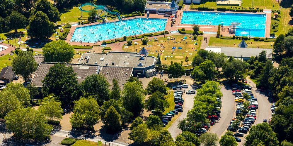 Heiligenhaus aus der Vogelperspektive: Schwimmbecken des Freibades HeljensBad in Heiligenhaus im Bundesland Nordrhein-Westfalen