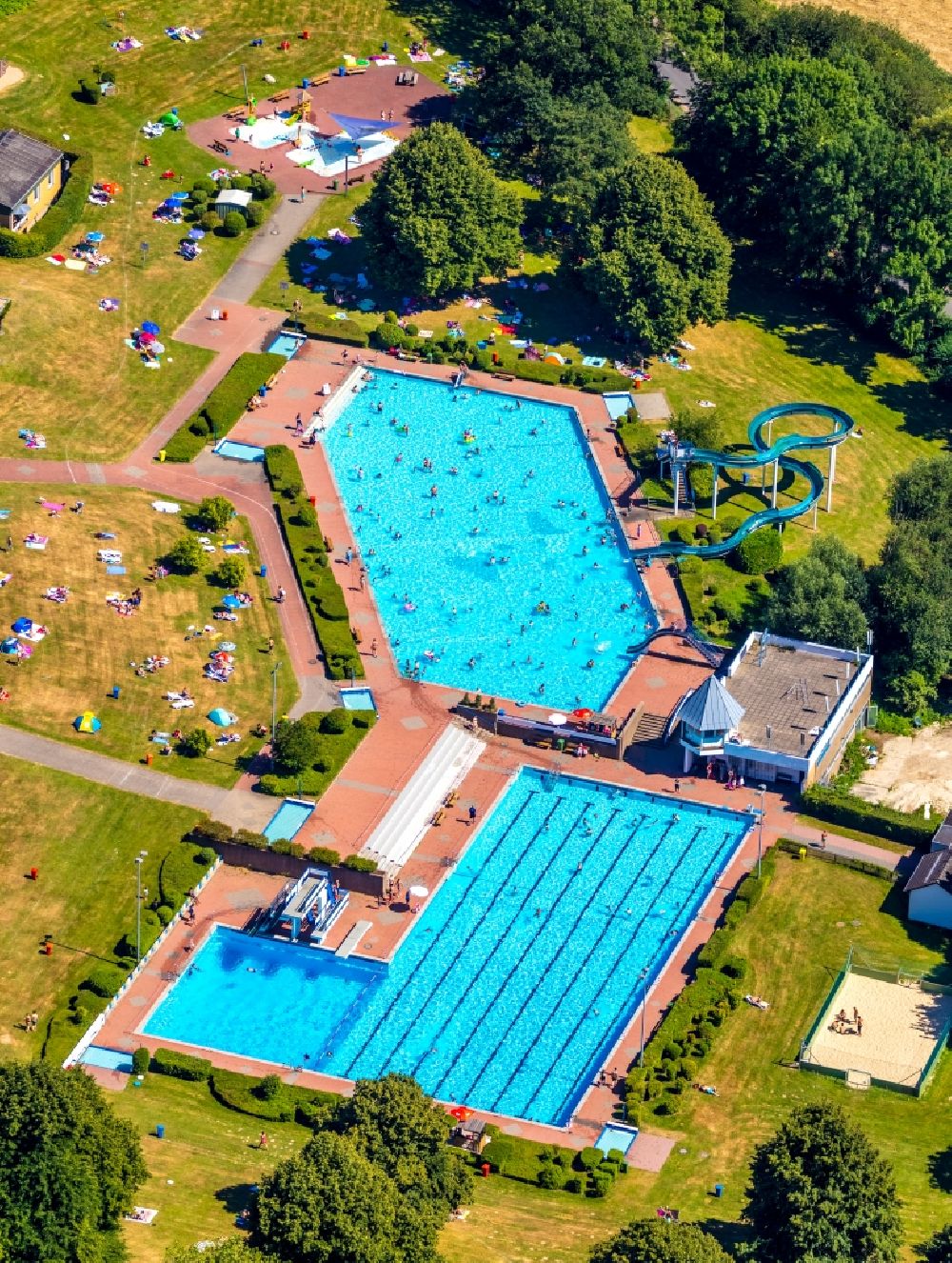 Luftbild Heiligenhaus - Schwimmbecken des Freibades HeljensBad in Heiligenhaus im Bundesland Nordrhein-Westfalen