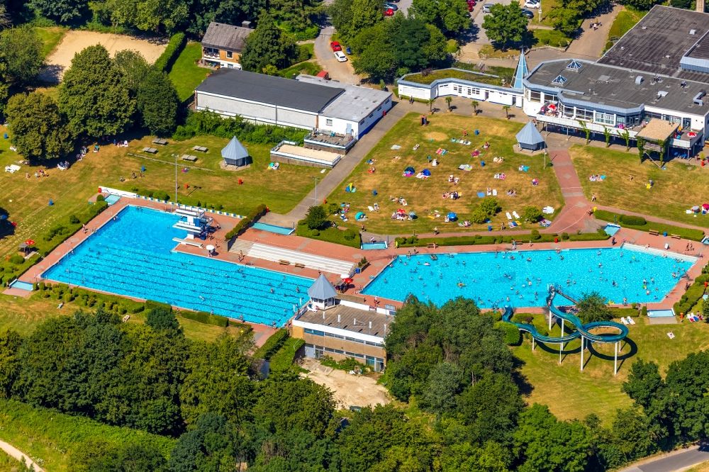 Heiligenhaus von oben - Schwimmbecken des Freibades HeljensBad in Heiligenhaus im Bundesland Nordrhein-Westfalen