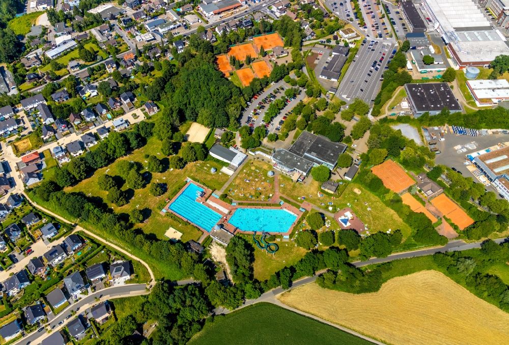 Luftbild Heiligenhaus - Schwimmbecken des Freibades HeljensBad in Heiligenhaus im Bundesland Nordrhein-Westfalen