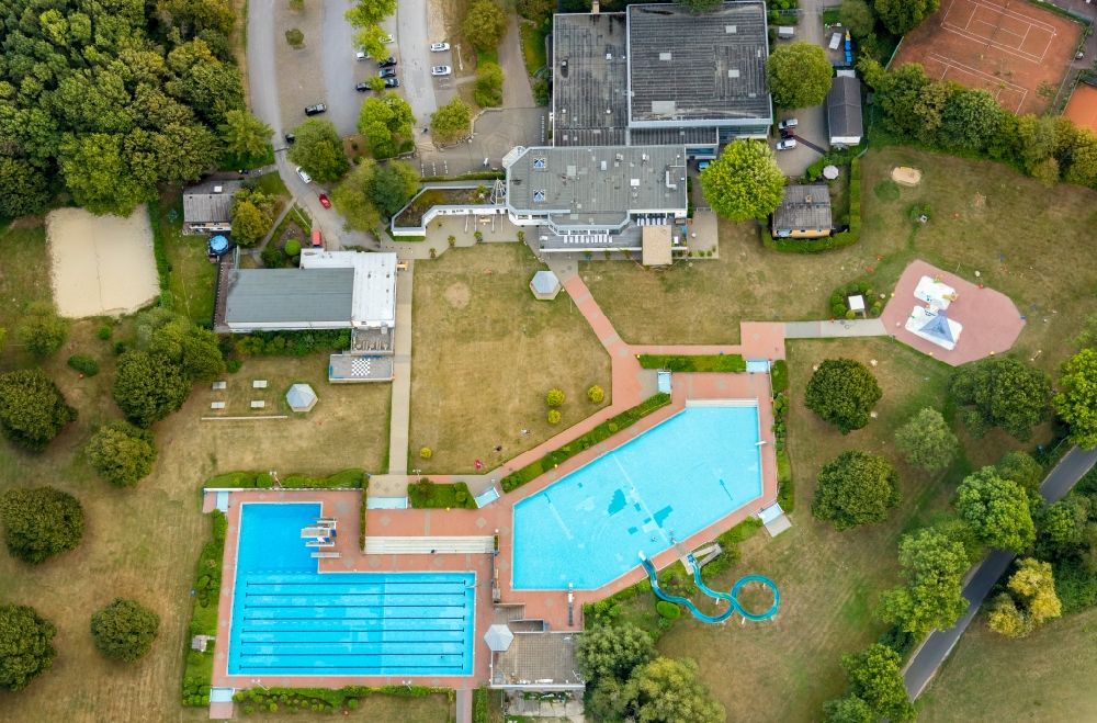 Heiligenhaus aus der Vogelperspektive: Schwimmbecken des Freibades HeljensBad in Heiligenhaus im Bundesland Nordrhein-Westfalen