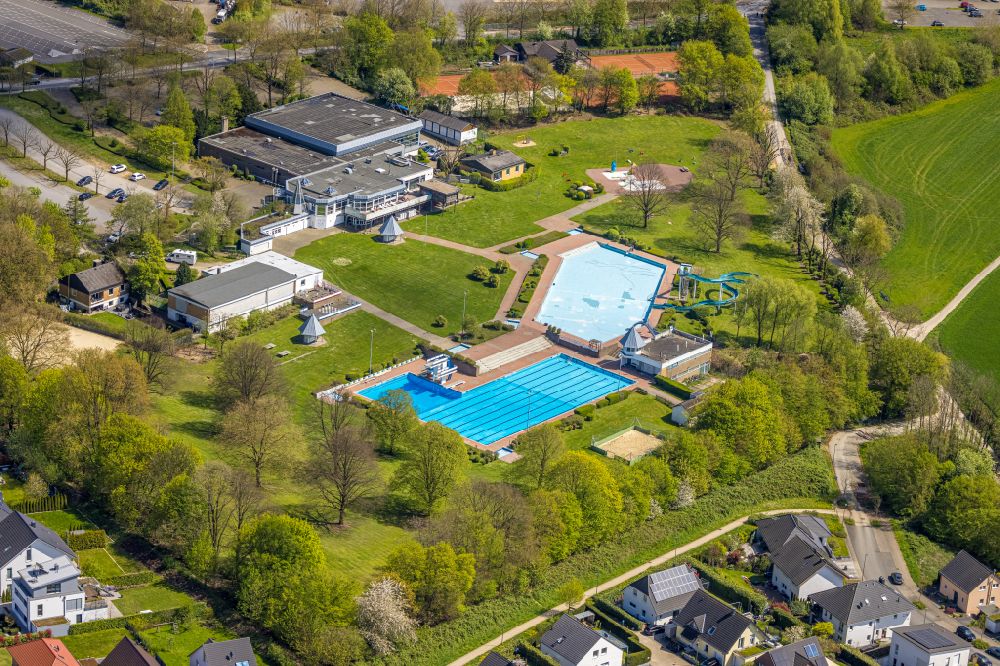Luftaufnahme Heiligenhaus - Schwimmbecken des Freibades HeljensBad in Heiligenhaus im Bundesland Nordrhein-Westfalen