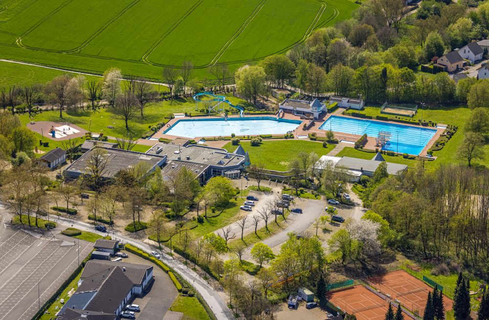 Luftbild Heiligenhaus - Schwimmbecken des Freibades HeljensBad an der Selbecker in Heiligenhaus im Bundesland Nordrhein-Westfalen