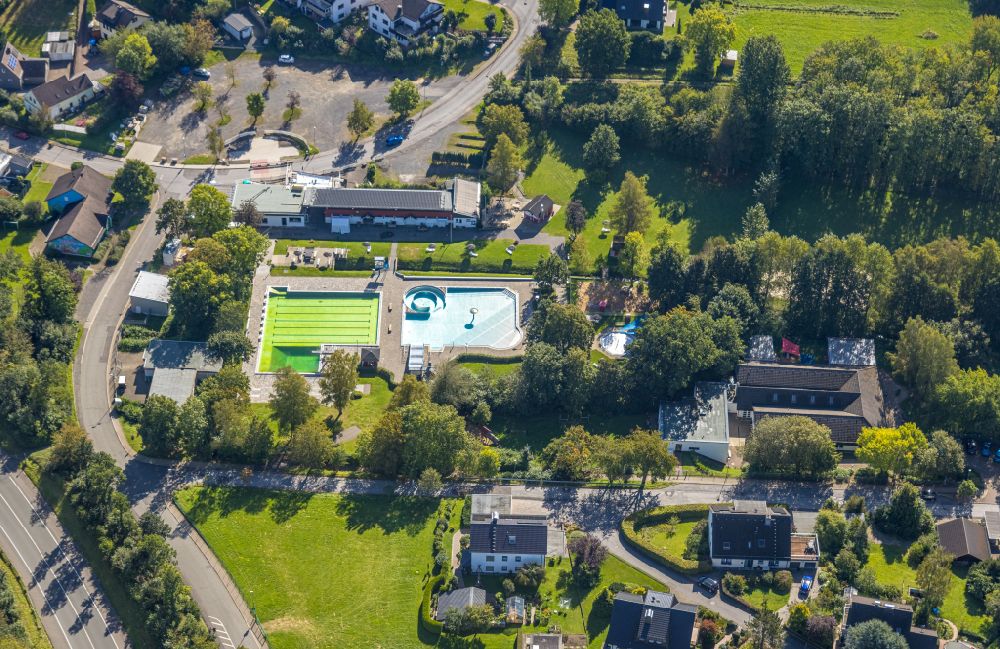 Luftbild Herscheid - Schwimmbecken des Freibades in Herscheid im Bundesland Nordrhein-Westfalen, Deutschland