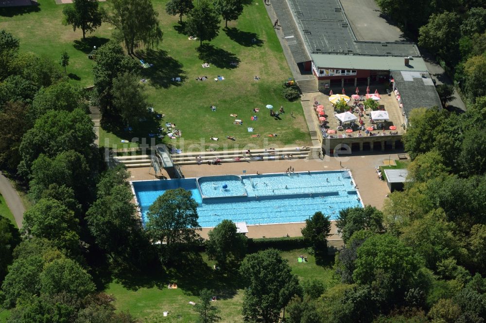 Luftaufnahme Stuttgart - Schwimmbecken des Freibades Höhenfreibad Killesberg in Stuttgart im Bundesland Baden-Württemberg