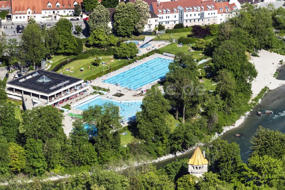 Luftaufnahme Landsberg am Lech - Schwimmbecken des Freibades Inselbad in Landsberg am Lech im Bundesland Bayern, Deutschland
