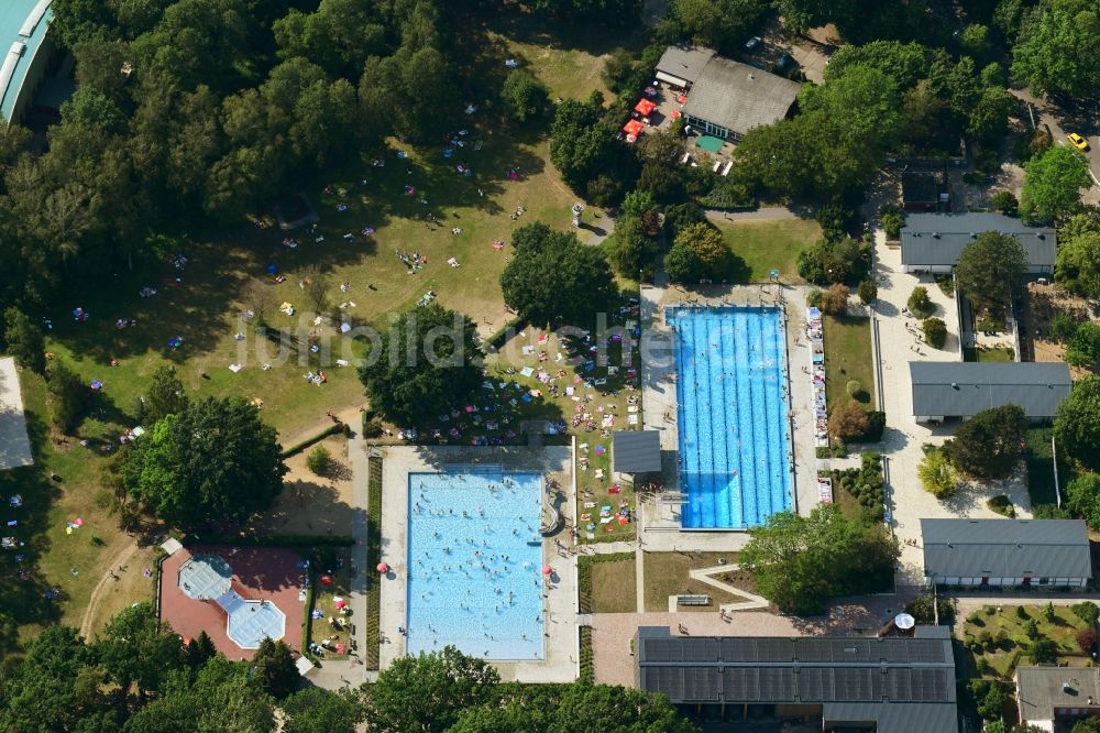 Luftaufnahme Kleinmachnow - Schwimmbecken des Freibades Kiebitzberge in Kleinmachnow im Bundesland Brandenburg, Deutschland