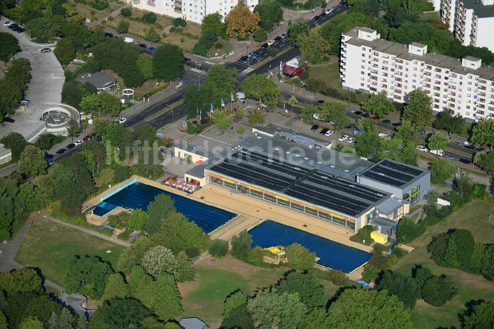 Luftbild Berlin - Schwimmbecken des Freibades Kombibad Gropiusstadt Halle im Ortsteil Buckow in Berlin, Deutschland