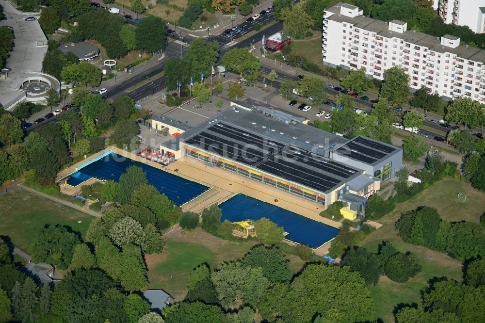 Luftaufnahme Berlin - Schwimmbecken des Freibades Kombibad Gropiusstadt Halle im Ortsteil Buckow in Berlin, Deutschland