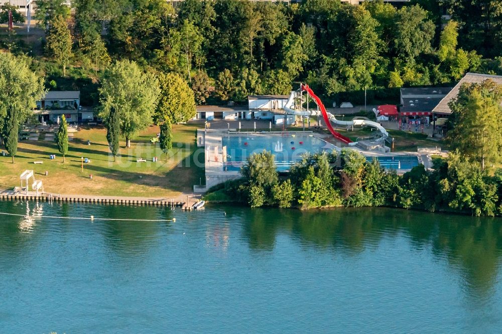 Rheinfelden aus der Vogelperspektive: Schwimmbecken des Freibades KuBa Freizeitcenter in Rheinfelden im Kanton Aargau, Schweiz