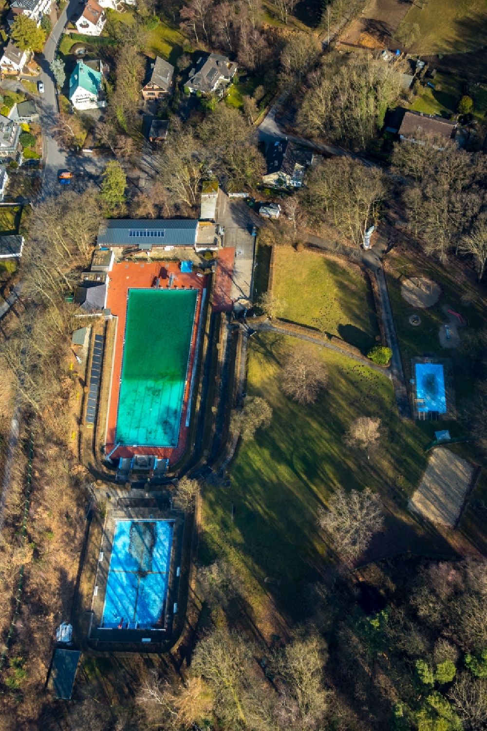 Luftaufnahme Menden (Sauerland) - Schwimmbecken des Freibades Leitmecke in Menden (Sauerland) im Bundesland Nordrhein-Westfalen