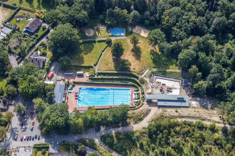 Menden (Sauerland) von oben - Schwimmbecken des Freibades Leitmecke in Menden (Sauerland) im Bundesland Nordrhein-Westfalen