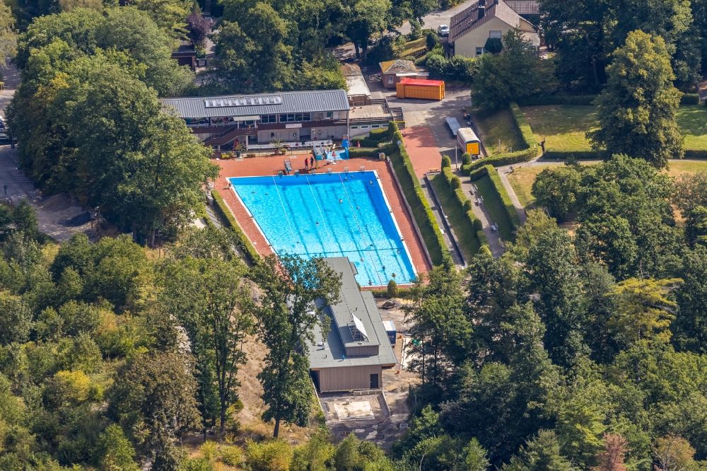 Luftbild Menden (Sauerland) - Schwimmbecken des Freibades Leitmecke in Menden (Sauerland) im Bundesland Nordrhein-Westfalen