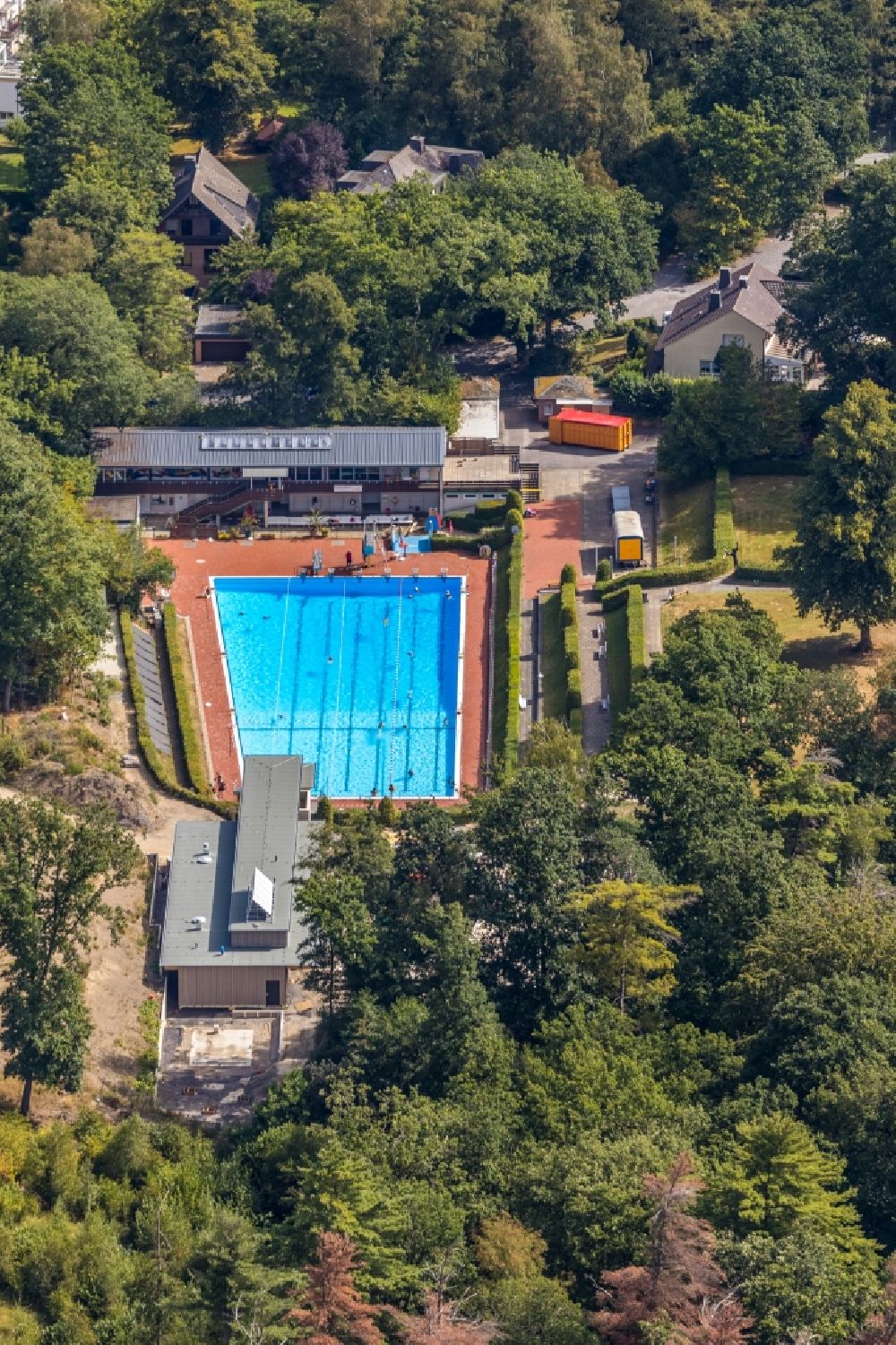 Luftaufnahme Menden (Sauerland) - Schwimmbecken des Freibades Leitmecke in Menden (Sauerland) im Bundesland Nordrhein-Westfalen