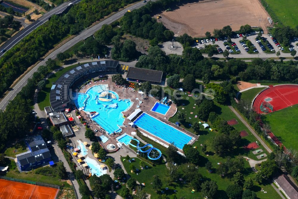 Luftbild Leonberg - Schwimmbecken des Freibades Leobad in Leonberg im Bundesland Baden-Württemberg, Deutschland