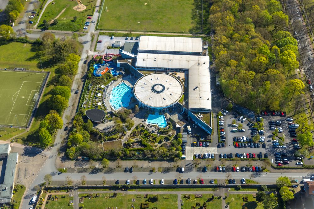 Hamm von oben - Schwimmbecken des Freibades Maximare Erlebnistherme Bad Hamm GmbH in Hamm im Bundesland Nordrhein-Westfalen, Deutschland