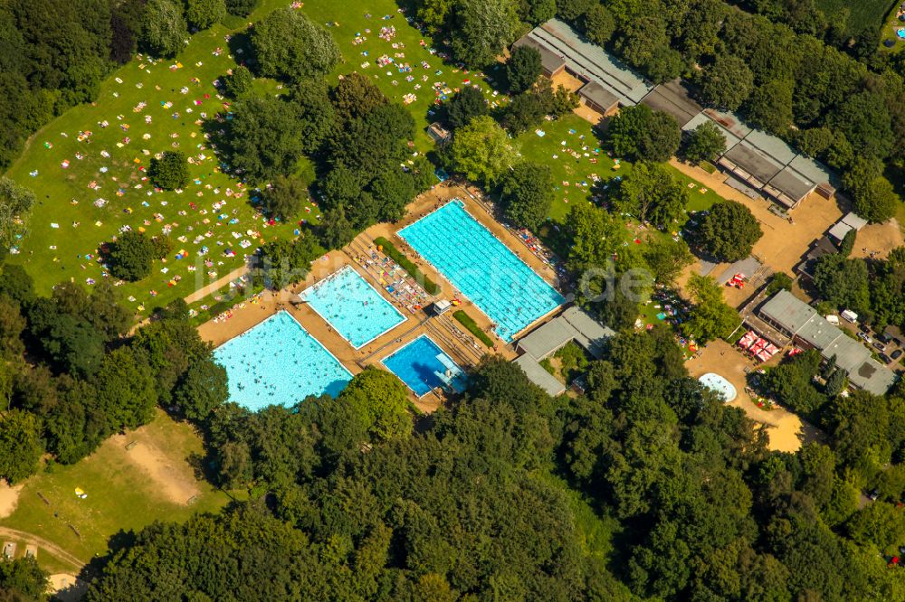 Recklinghausen aus der Vogelperspektive: Schwimmbecken des Freibades Mollbeck in Recklinghausen im Bundesland Nordrhein-Westfalen, Deutschland