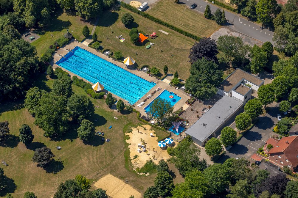 Ennigerloh von oben - Schwimmbecken des Freibades Naturbad Ennigerloh in Ennigerloh im Bundesland Nordrhein-Westfalen, Deutschland