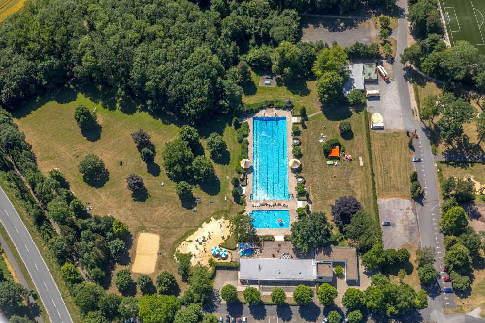 Ennigerloh aus der Vogelperspektive: Schwimmbecken des Freibades Naturbad Ennigerloh in Ennigerloh im Bundesland Nordrhein-Westfalen, Deutschland