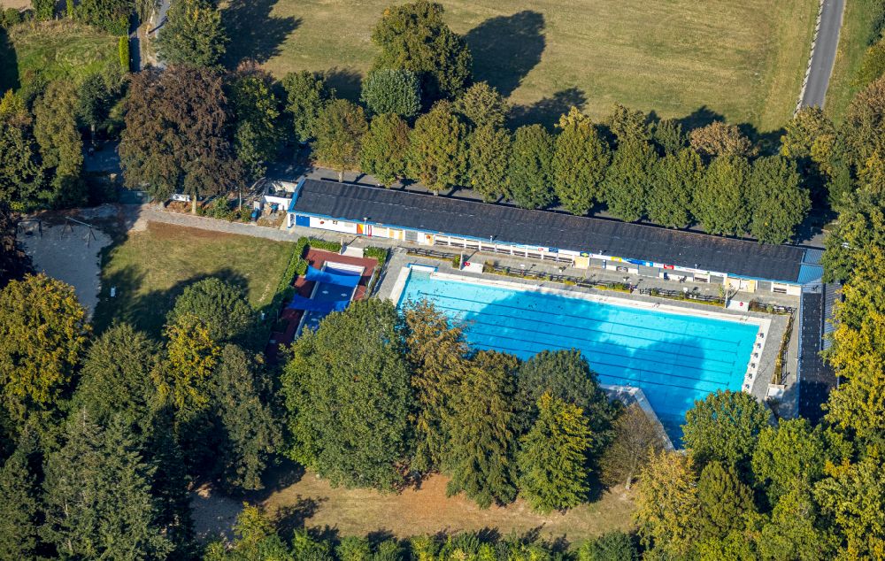 Luftaufnahme Ennigerloh - Schwimmbecken des Freibades Naturbad Ennigerloh in Ennigerloh im Bundesland Nordrhein-Westfalen, Deutschland