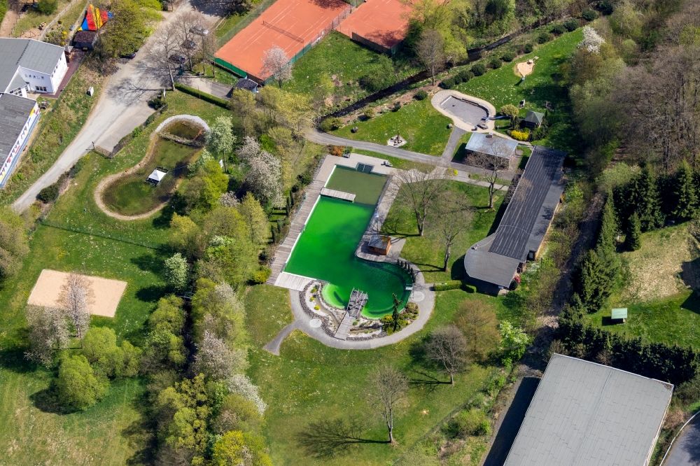Netphen von oben - Schwimmbecken des Freibades Naturerlebnisbad Deuz im Ortsteil Deuz in Netphen im Bundesland Nordrhein-Westfalen, Deutschland