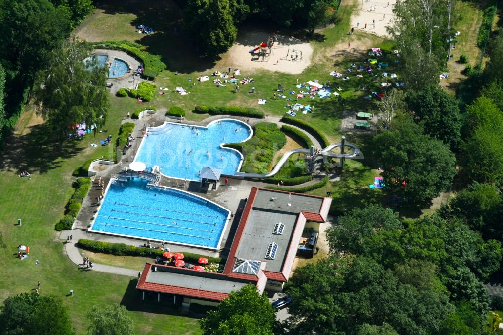 Luftaufnahme Neuenhagen - Schwimmbecken des Freibades in Neuenhagen im Bundesland Brandenburg, Deutschland