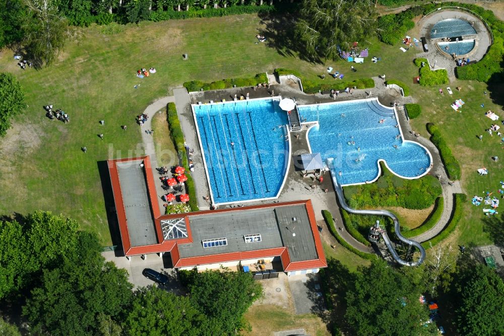 Luftbild Neuenhagen - Schwimmbecken des Freibades in Neuenhagen im Bundesland Brandenburg, Deutschland